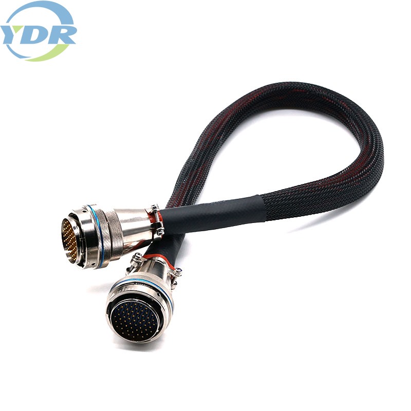 Vilka är delarna av en trådkontakt?